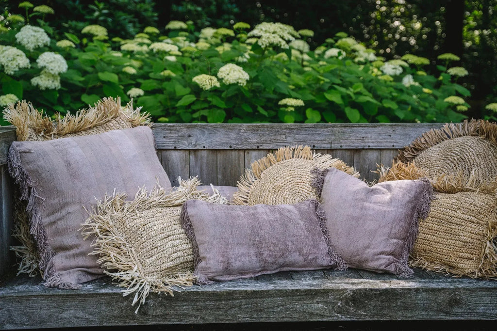 Coussin en velours béton 40x40 cm avec assortiment de coussins à franges en tons naturels et mauves