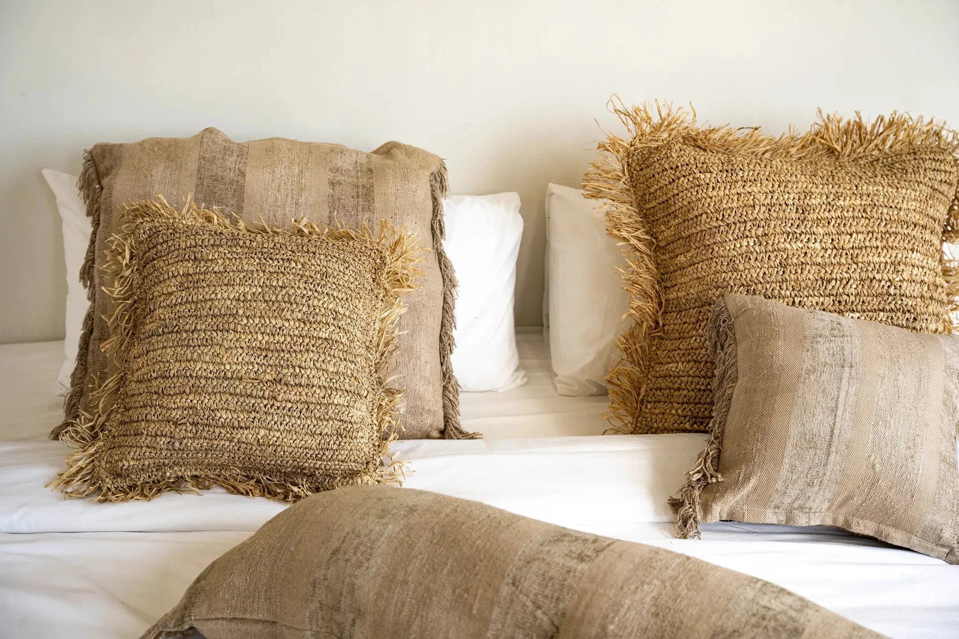 Housse de coussin en velours béton 40x40 cm avec coussins neutres texturés et franges