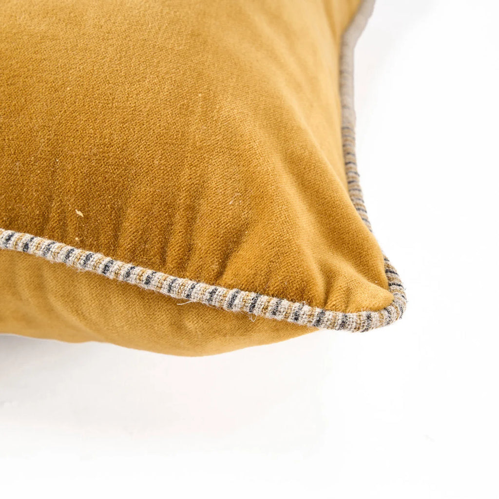 Housse de coussin en velours jaune moutarde passepoilée texturée