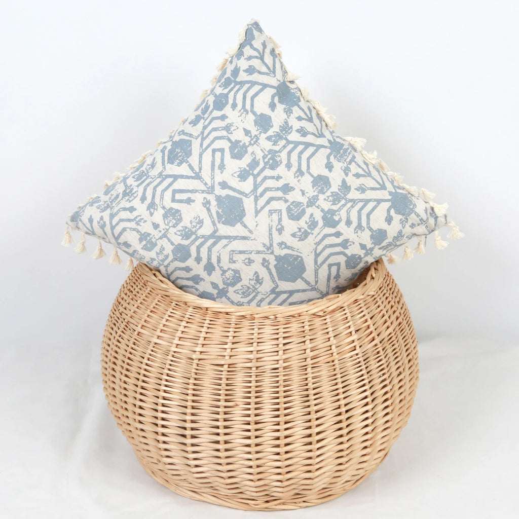 Housse de coussin bleu géométrique sur un panier