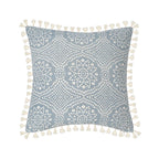 Variante 1 de la housse de coussin bleu géométrique avec franges et motifs géométriques