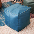 Housse de pouf marocain en cuir synthétique bleu clair, parfaite pour un intérieur contemporain.