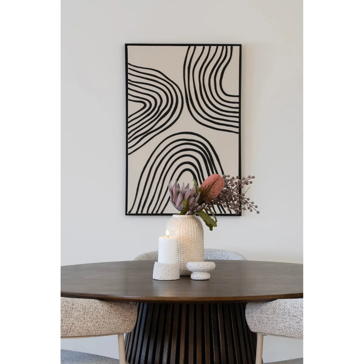 Vase céramique texturé blanc avec arrangement floral séché