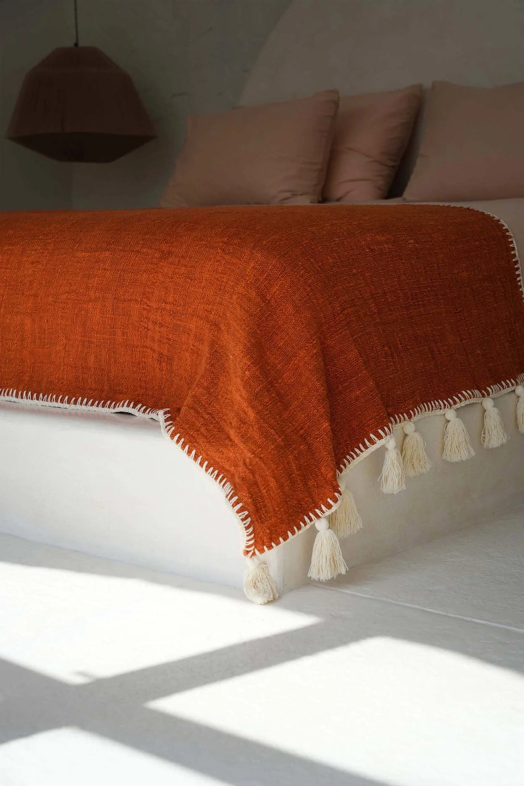 Jeté de lit terracotta en coton avec pompons – 246x126 cm