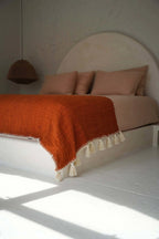 Jeté de lit terracotta en coton avec pompons – 246x126 cm