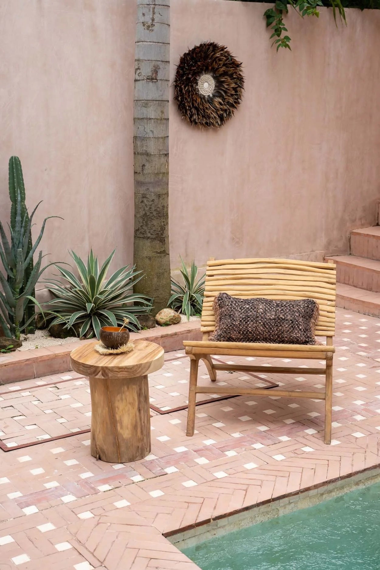 Chaise longue en bois clair avec coussin tissé sombre, idéale pour l’extérieur