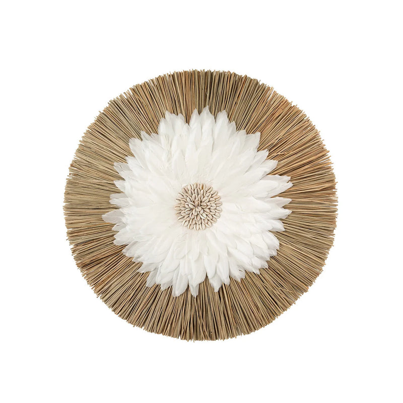 Juju mural rond en plumes blanches et raphia naturel avec coquillages