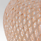 Abat-jour en rotin ajouré naturel sur lampadaire arc en métal noir H240 cm