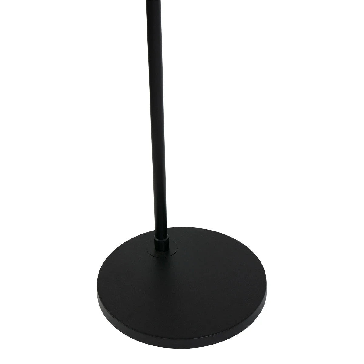 Base circulaire noire avec une fine tige pour le lampadaire arc métal noir abat-jour tressé couleur paille H240 cm