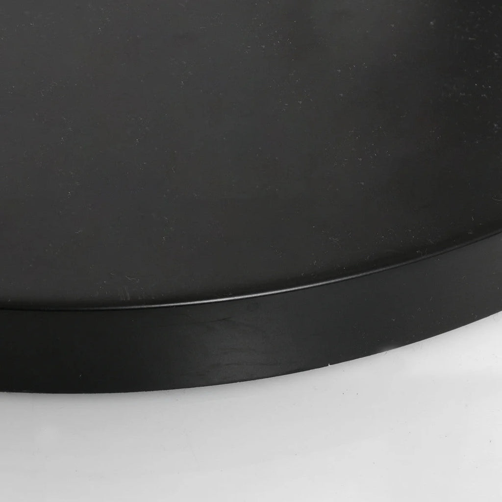 Plateau rond noir en métal pour lampe arc avec abat-jour tressé couleur paille