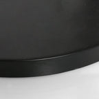 Plateau rond noir en métal pour lampe arc avec abat-jour tressé couleur paille