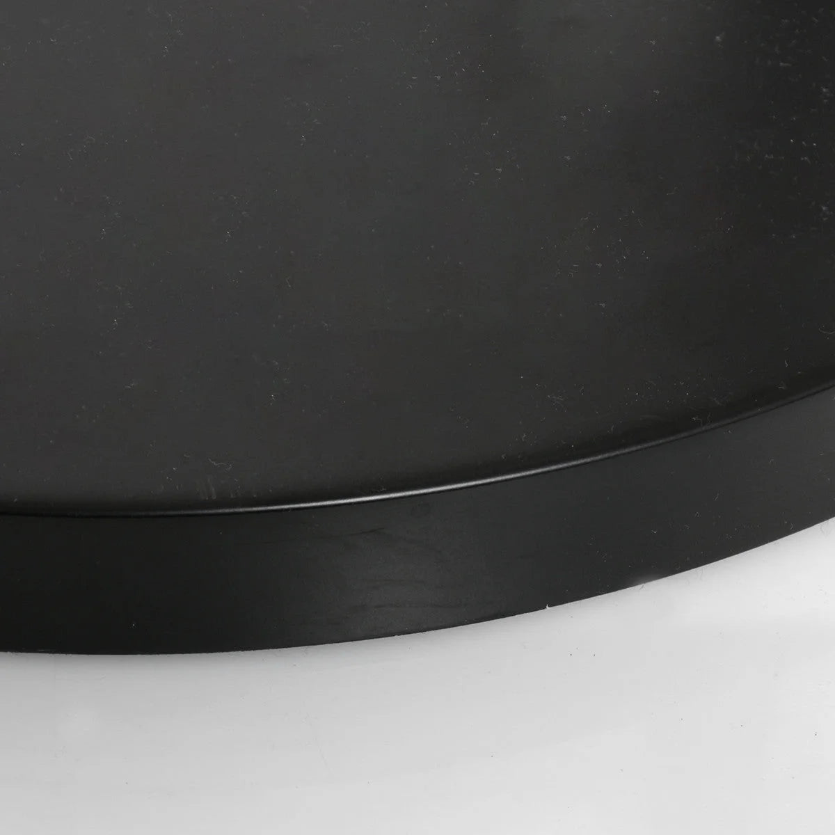 Plateau rond noir en métal pour lampe arc avec abat-jour tressé couleur paille
