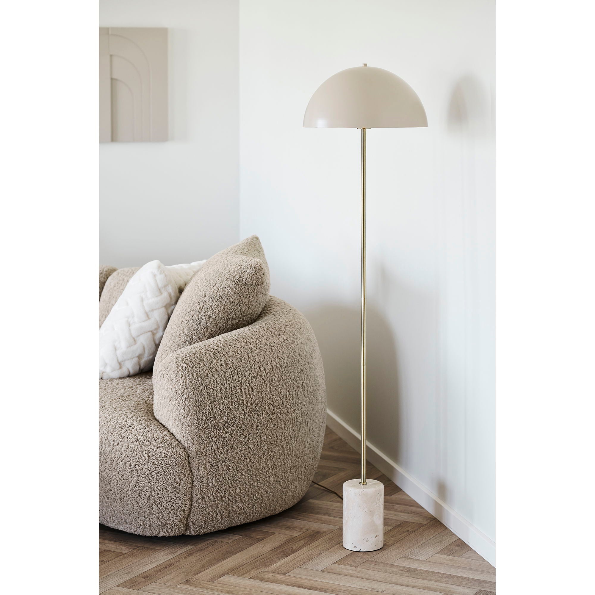 Lampadaire beige en dôme avec pied laiton et base marbre blanc