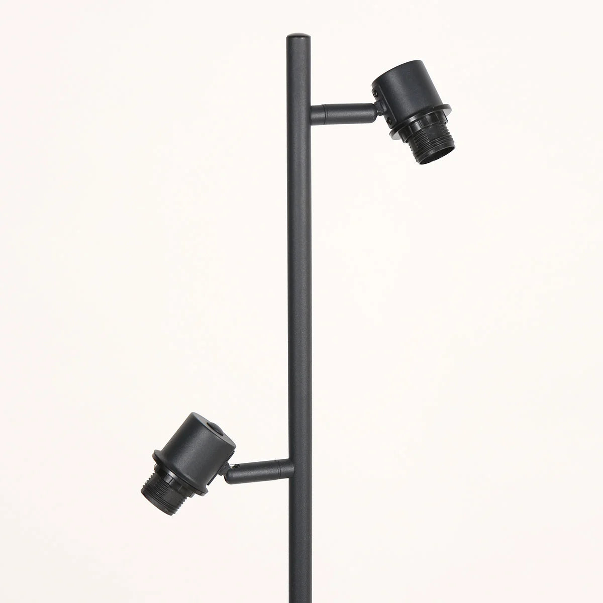 Lampe de sol noire mate avec deux spots ajustables et abat-jour ajouré en cannage naturel, H160 cm