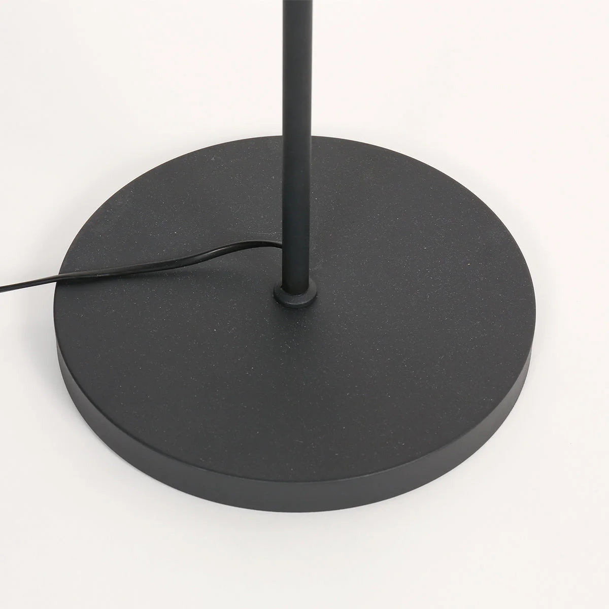 Base de lampe de sol noire mate, tige cylindrique, abat-jour en cannage naturel ajouré H160 cm
