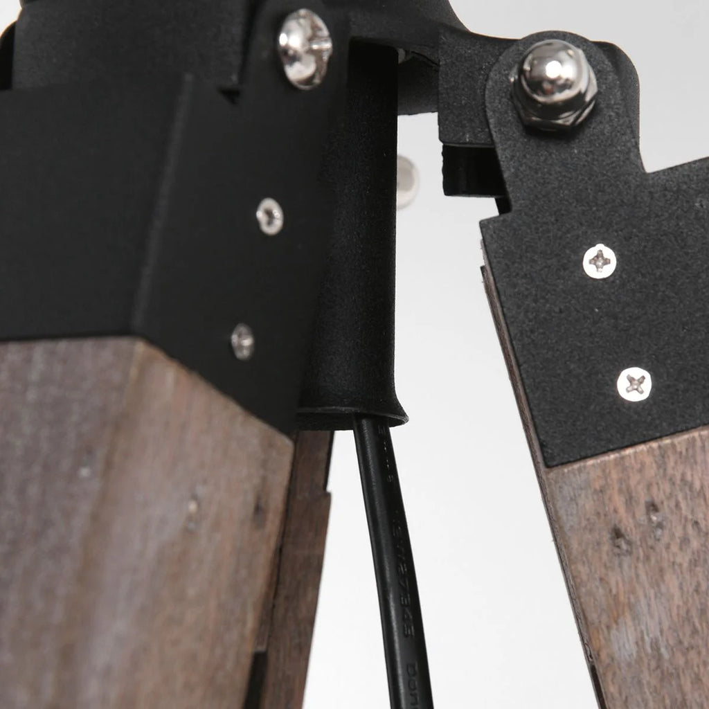 Base de lampadaire en bois naturel et métal avec trépied et abat-jour tressé