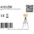 Lampe tripode en bois naturel avec abat-jour tressé et tapis vert décoration intérieure
