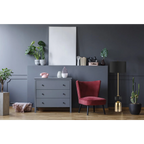 Fauteuil accent en velours rouge foncé avec pieds noirs, associé à Lampe en marbre noir et laiton brossé