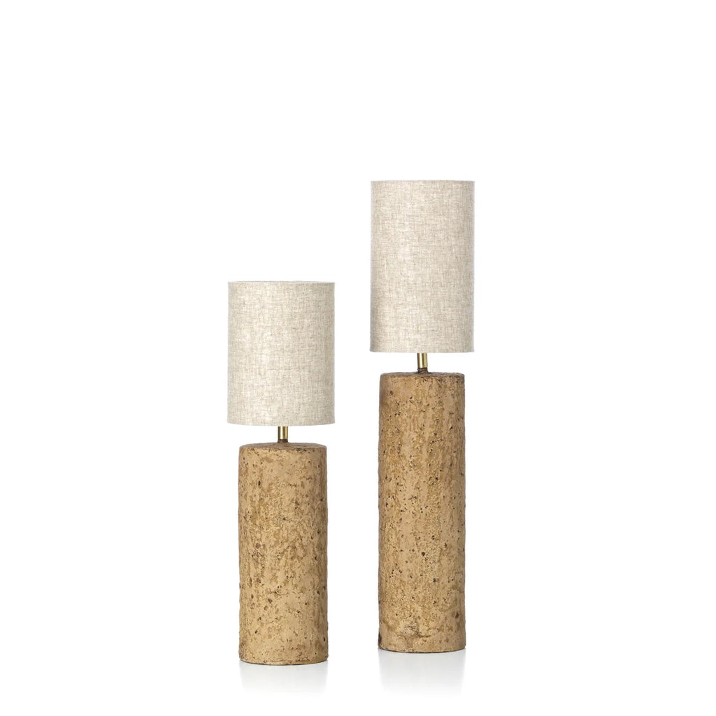 Deux lampes à poser cylindriques en liège avec abat-jour beige en lin