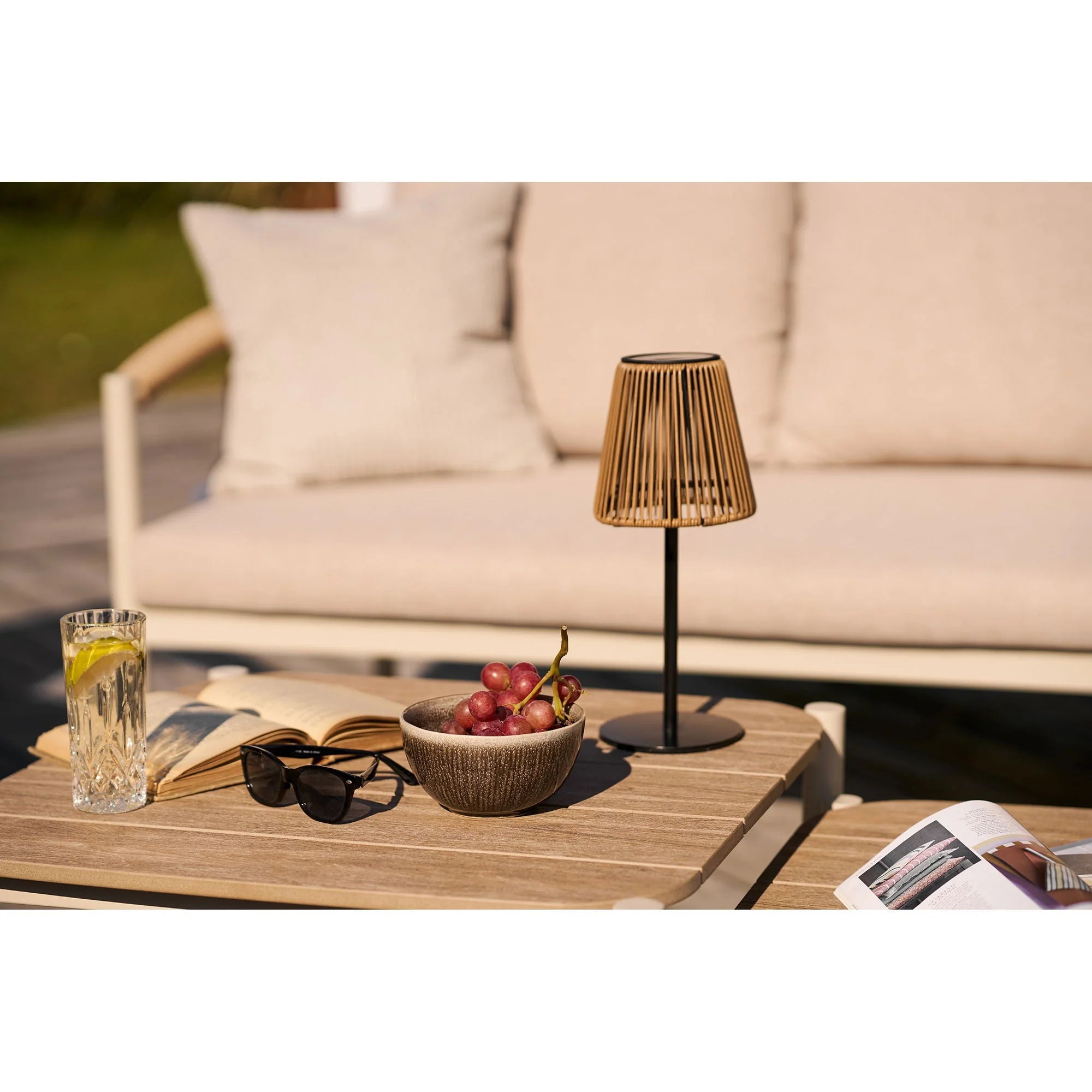 Lampe à poser en rotin ajouré et métal noir, H30 cm