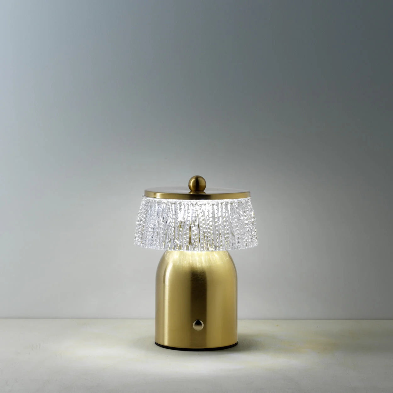 Lampe champignon en laiton brossé, verre strié et franges de cristaux, H16 cm