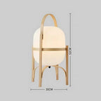 Lampe à pied en bois clair de taille grande avec abat-jour blanc.