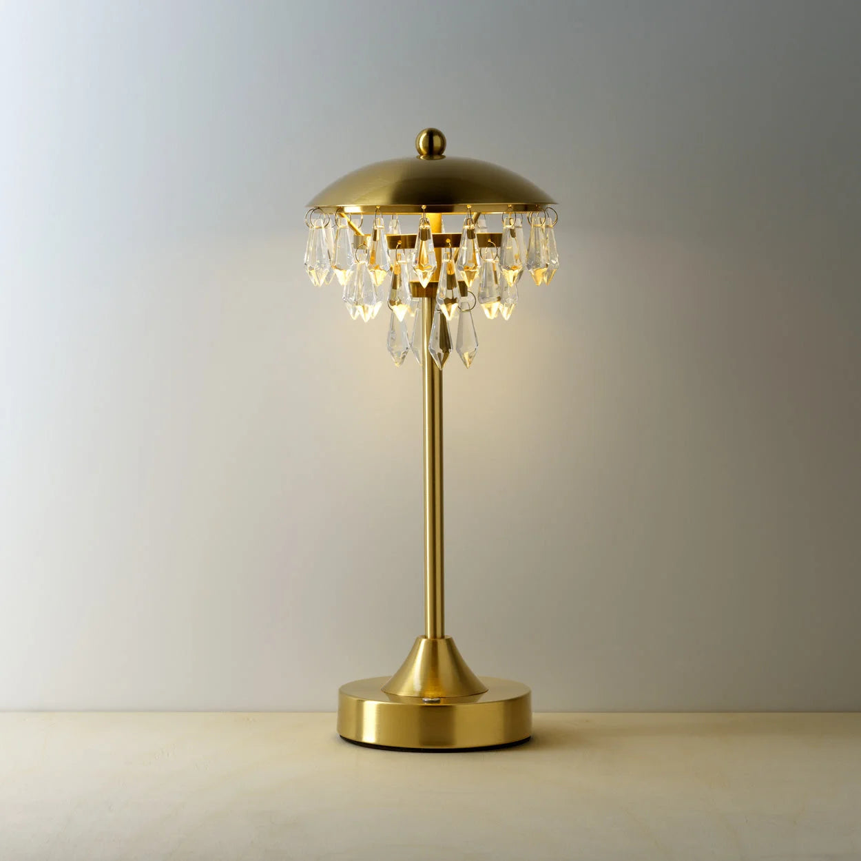 Lampe de table en laiton doré, abat-jour dôme et pampilles cristal, H33 cm