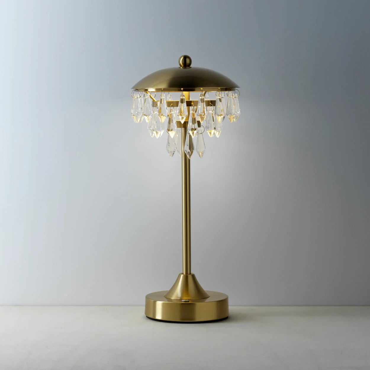 Lampe de table en laiton doré avec abat-jour dôme et pampilles en verre, H33 cm