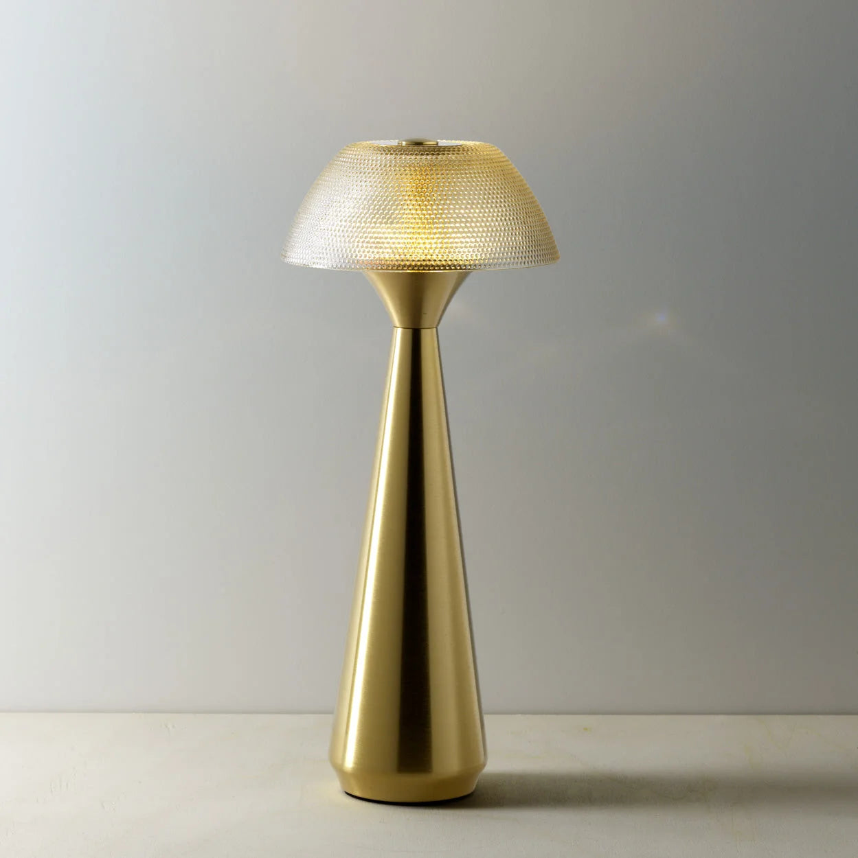 Lampe de table en métal doré LED avec abat-jour texturé H28 cm