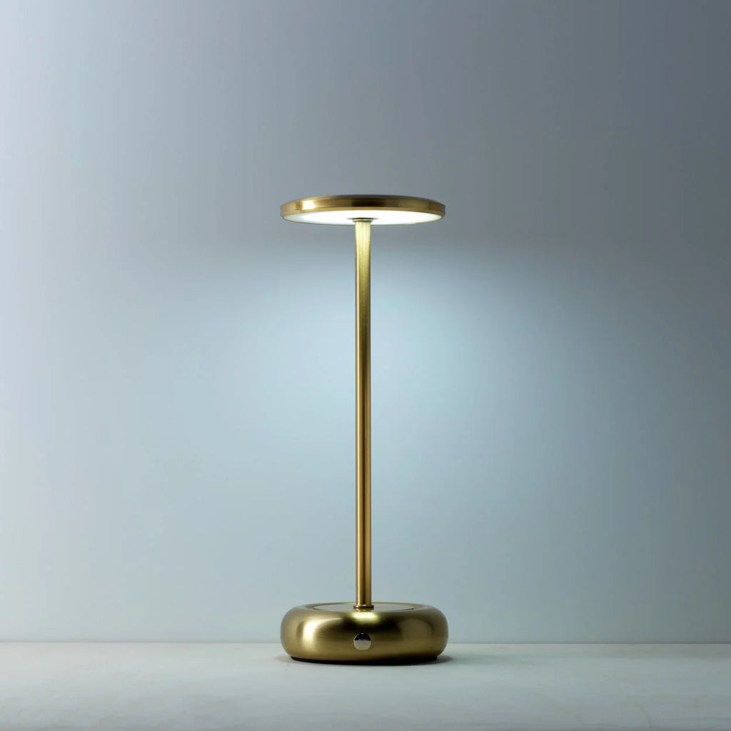 Lampe de table minimaliste en métal laiton, tête disque, base galet, H27 cm