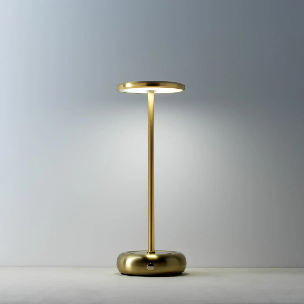 Lampe de table minimaliste en métal laiton doré, tige cylindrique, base galet, H27 cm