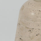 Base de lampe en travertin beige texturé, contours arrondis, H34 cm