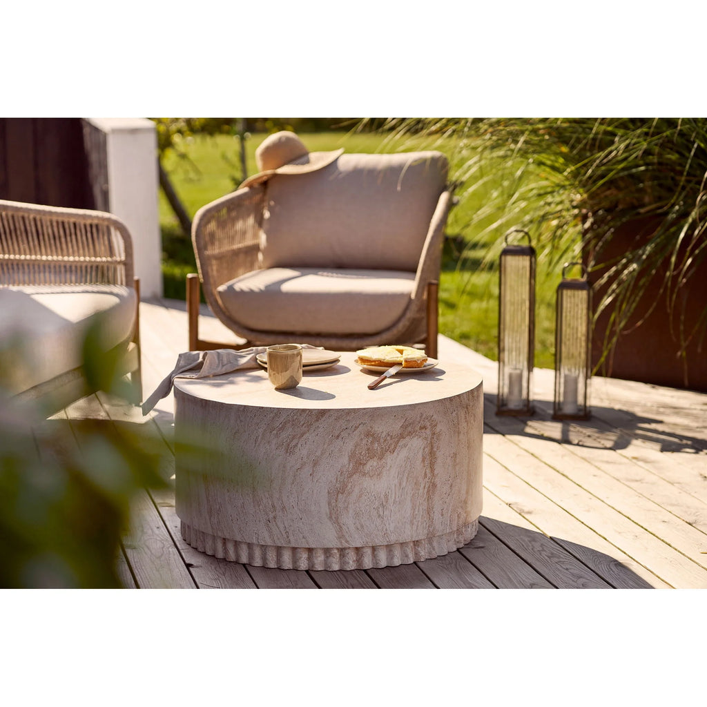 Table basse ronde en béton marbré texturé avec base cannelée