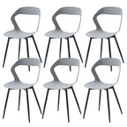 Ensemble de 6 chaises contemporaines grises avec dossier incurvé et pieds en métal noir.