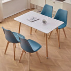 Lot de 6 chaises scandinaves bleues autour d’une table blanche dans une salle à manger