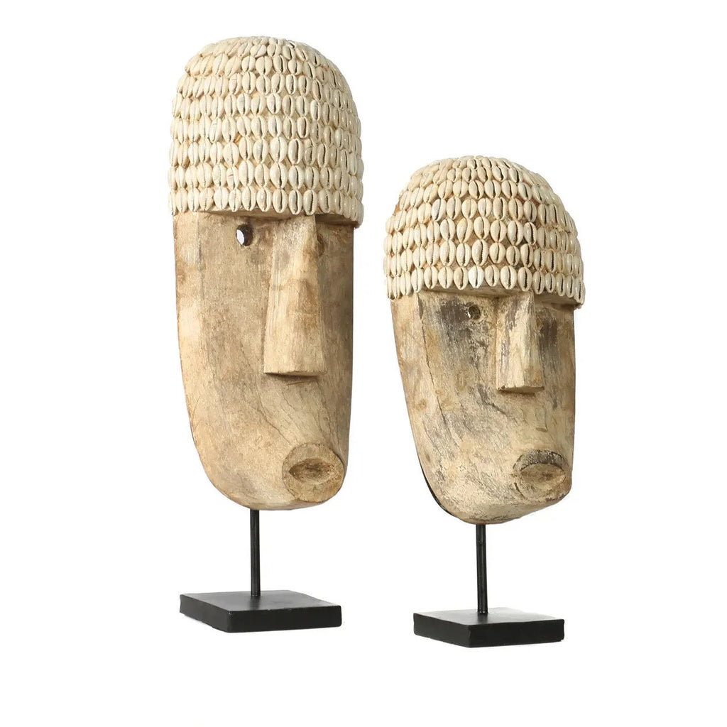 Deux masques en bois sculpté avec couronnes de coquillages crème texturés