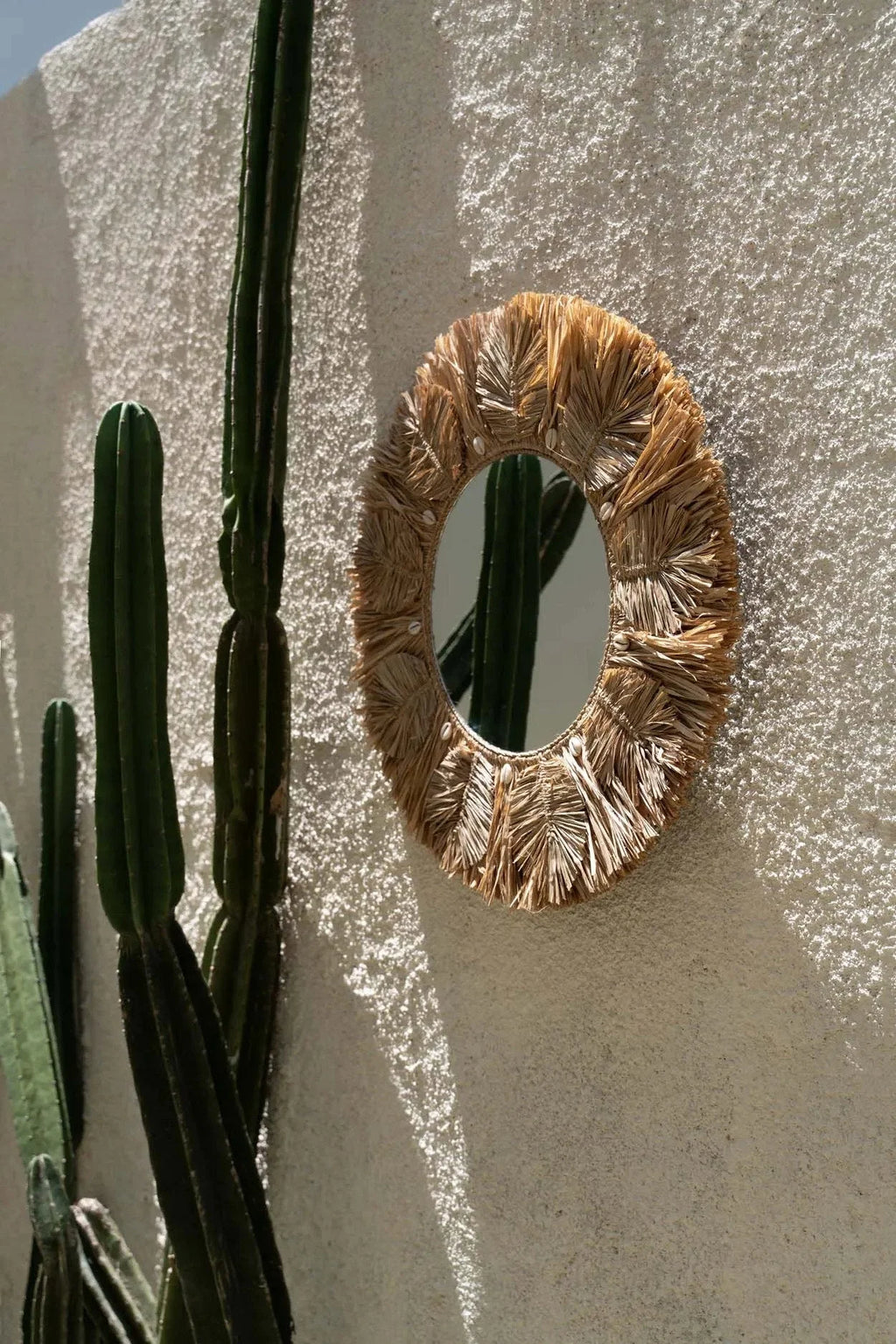 Miroir mural rond avec cadre en raphia naturel et coquillages, 60 cm