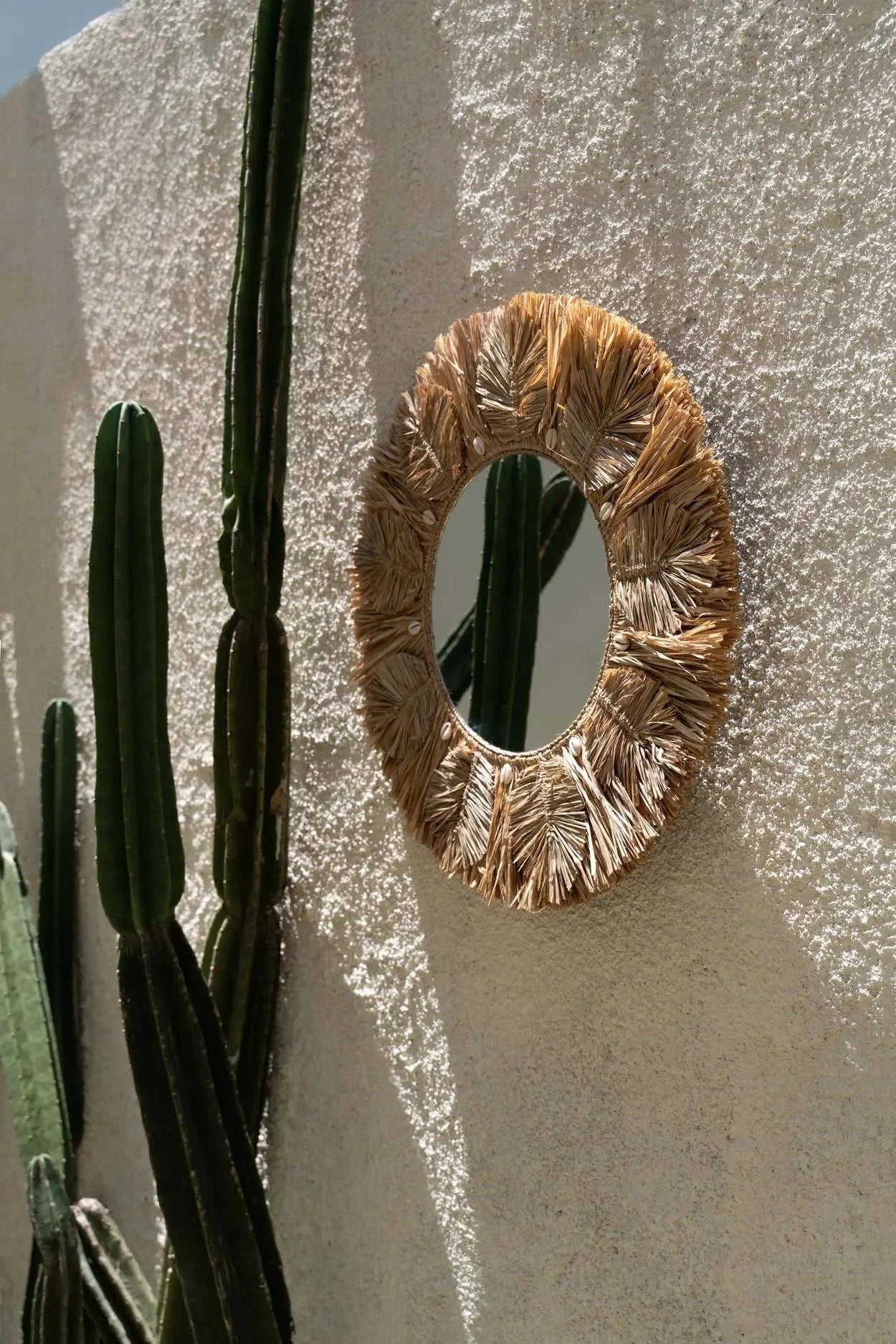 Miroir mural rond avec cadre en raphia naturel et coquillages, 60 cm