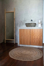 Tapis rond en jute tissé pour la chambre avec miroir sur pied en teck naturel