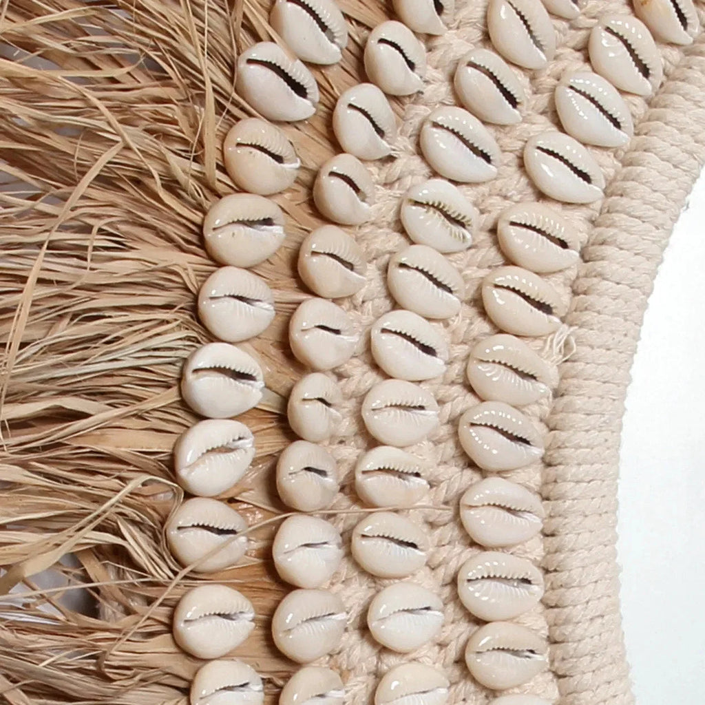 Décor en coquillages et raphia pour miroir rond 75 cm en raphia et coquillages naturel blanc