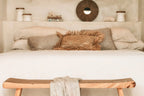 Banquette en bois clair avec siège courbé naturel pour Miroir rond en herbe Alang Alang