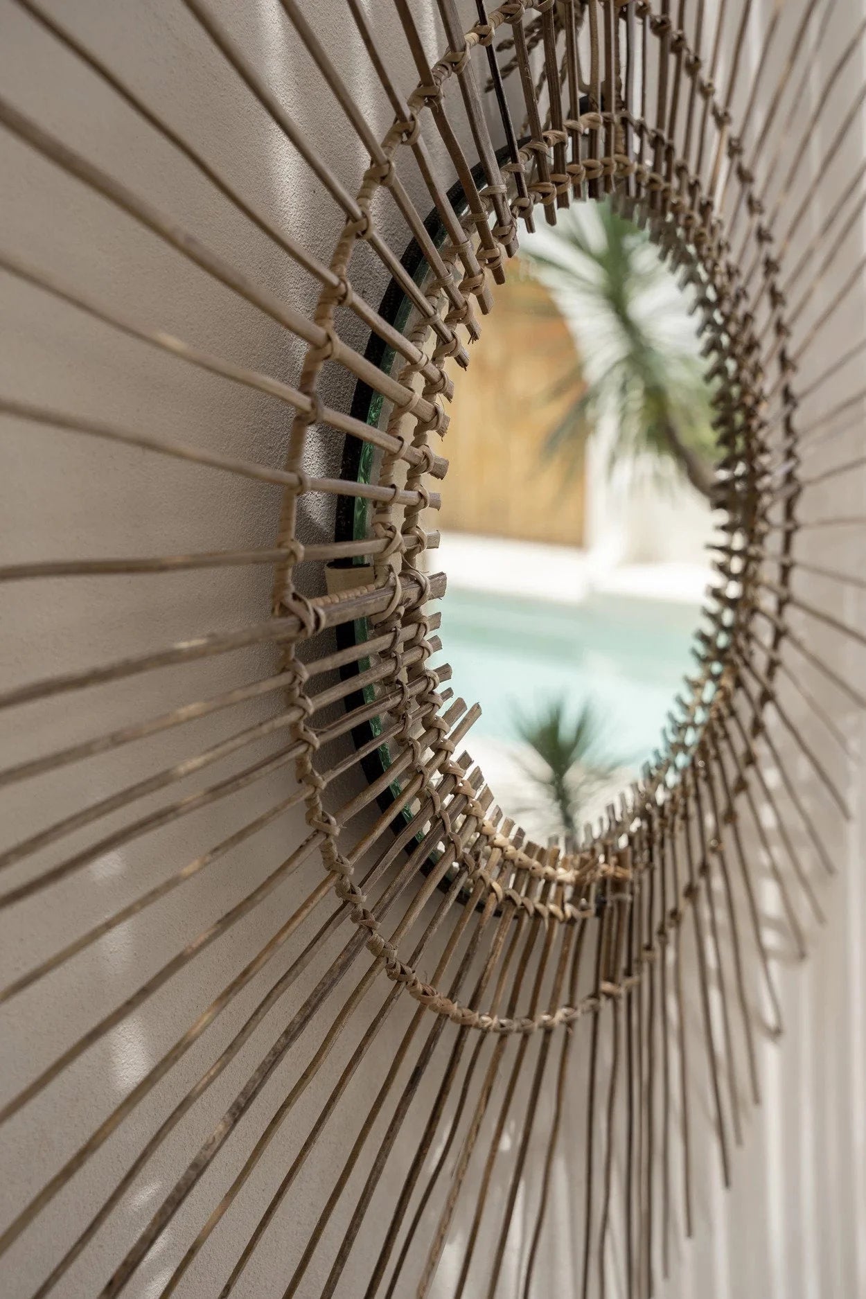 Miroir rond en rotin naturel esprit vintage avec soleil rayonnant 85 cm