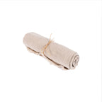 Tissu en lin beige clair roulé avec une ficelle destiné à la Nappe en lin beige 150x200 cm