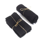 Tas de serviettes en lin noir 150x200 cm attachées avec de la ficelle pour table à manger