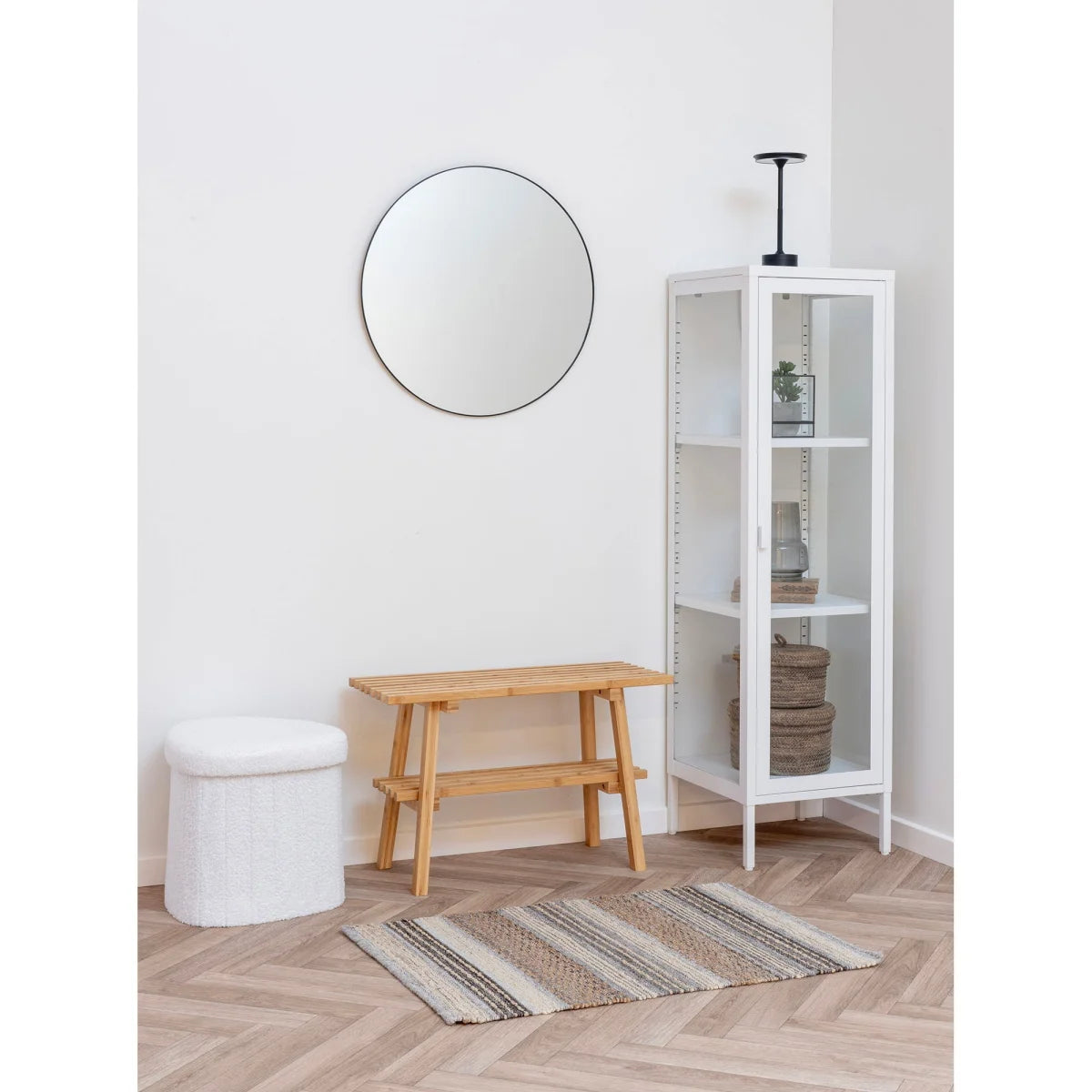 Miroir rond blanc avec cadre noir fin, paillasson jute laine gris 60x90 cm