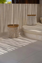 Panier cylindrique en pandan tressé naturel avec coquillages blancs et corps à motif blanc