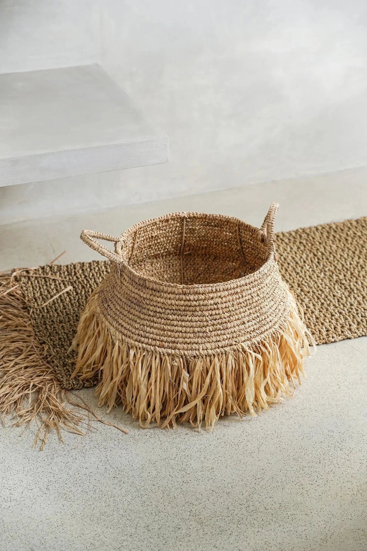 Panier déco en raphia naturel avec franges – 45x30 cm