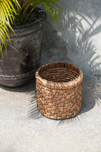 Panier de rangement en jacinthe d’eau tressée ronde naturel avec bord arrondi