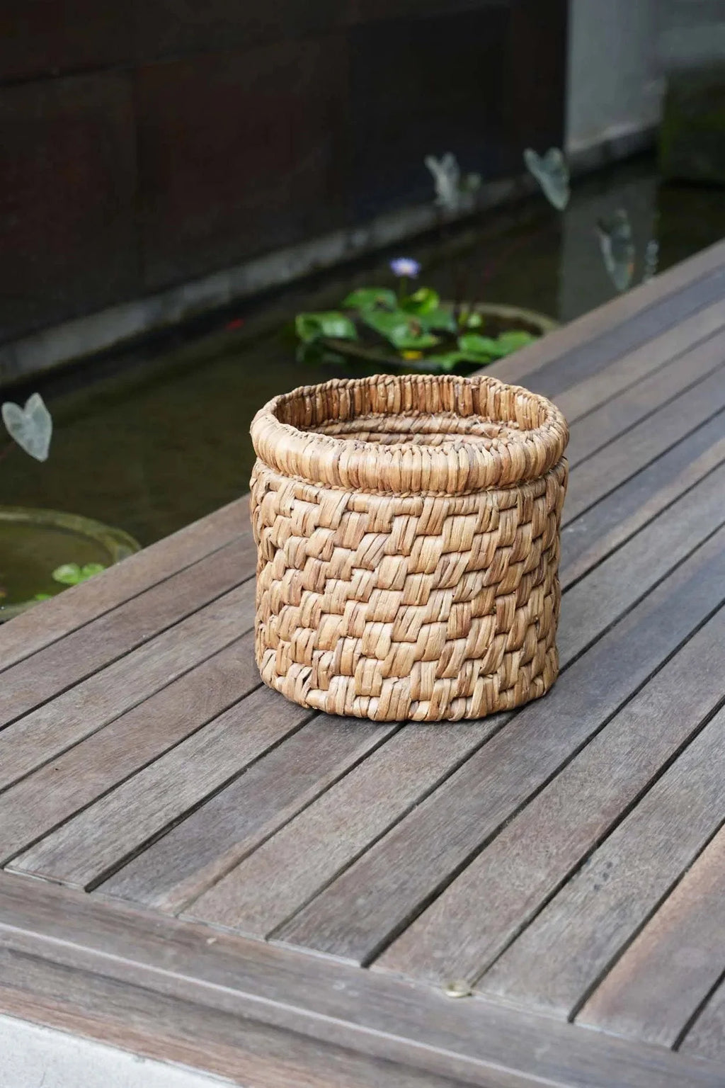 Panier de rangement en jacinthe d’eau tressée ronde naturel avec bord roulé