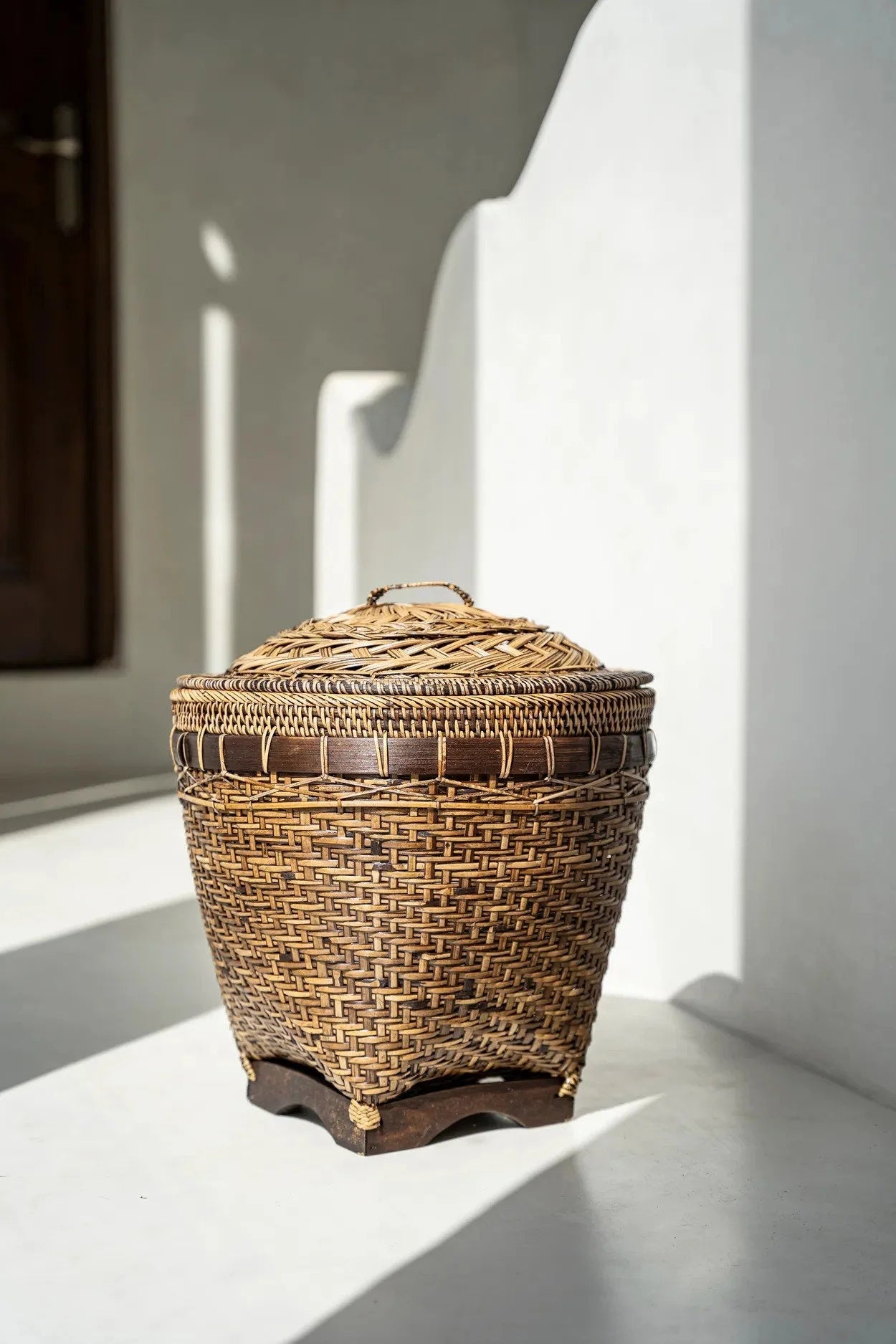 Panier de rangement ovale en rotin tressé naturel avec couvercle poignée – H40 cm